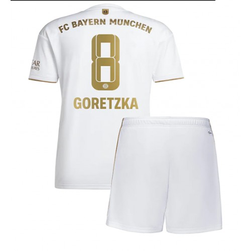 Fotbalové Dres Bayern Munich Leon Goretzka #8 Dětské Venkovní 2022-23 Krátký Rukáv (+ trenýrky)